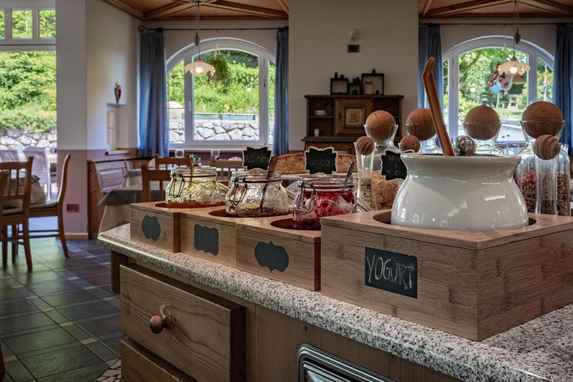 Hotel Bella di Bosco Malè Esterno foto