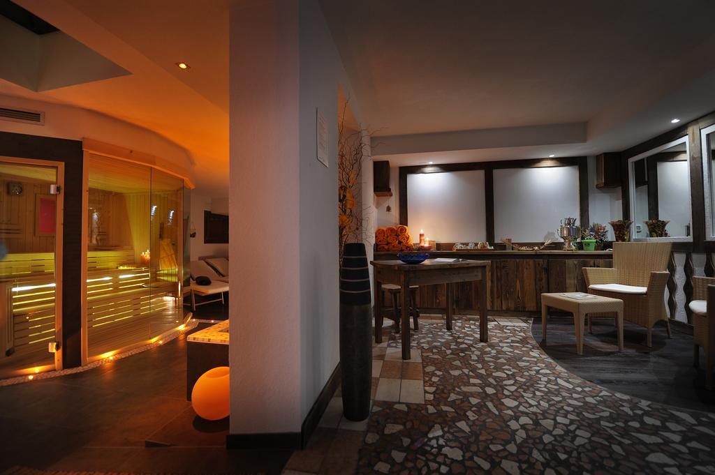 Hotel Bella di Bosco Malè Esterno foto