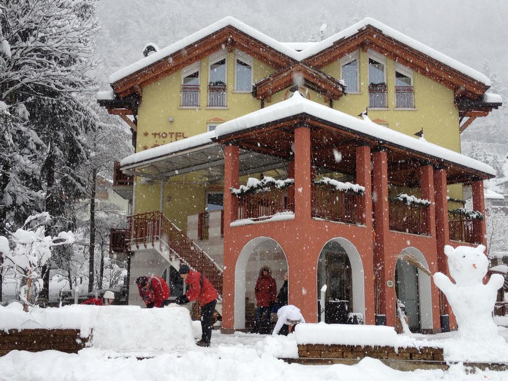 Hotel Bella di Bosco Malè Esterno foto